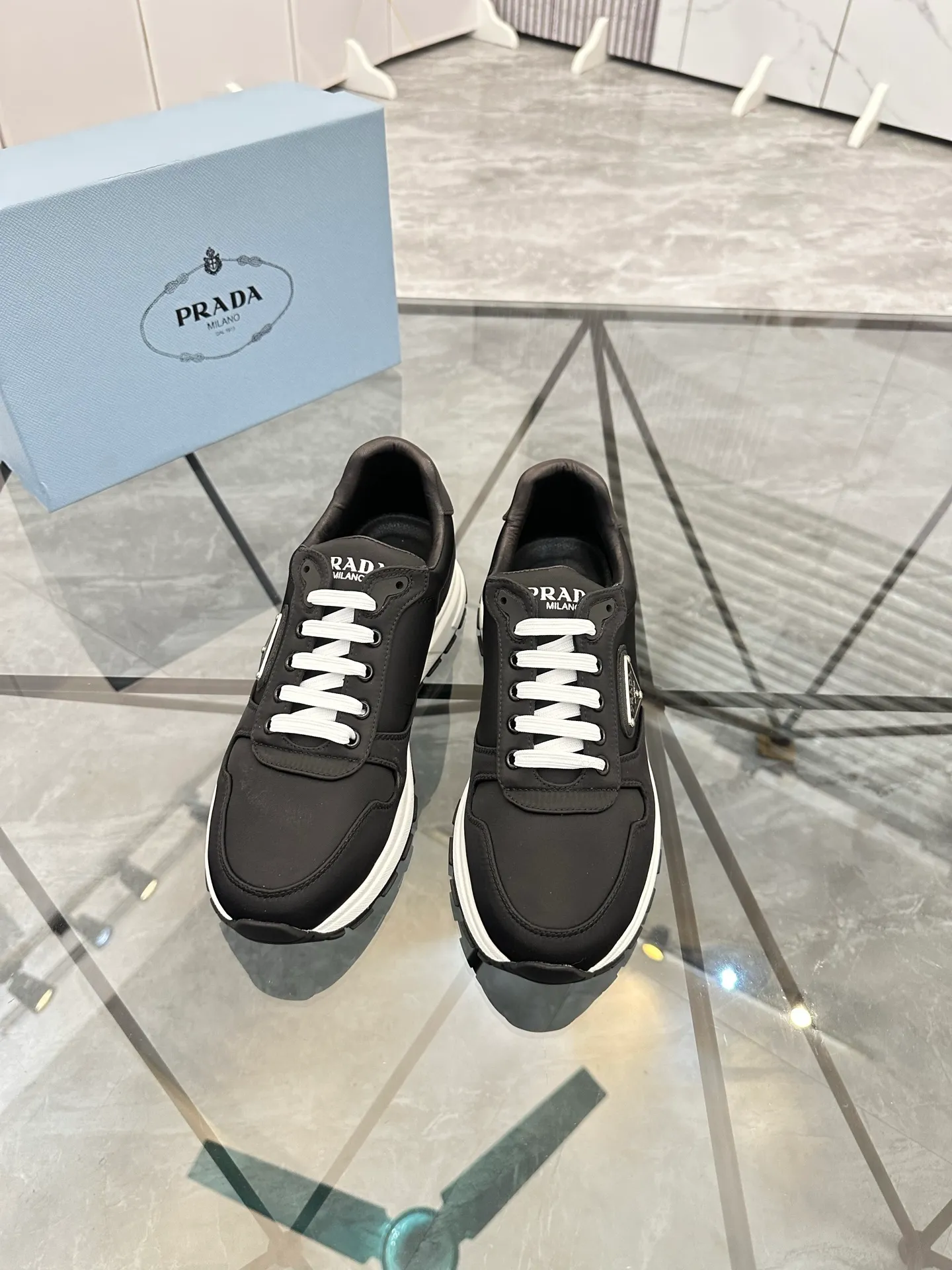 Men's shoes: 💰P440¥ Product trademark: Prada *"Prada*" low-top casual shoes Regular size: 38-44 (can be customized to 45.46) Product materials: Upper imported from the counter original fabric, sheepskin lining, original outsole. Number: 835